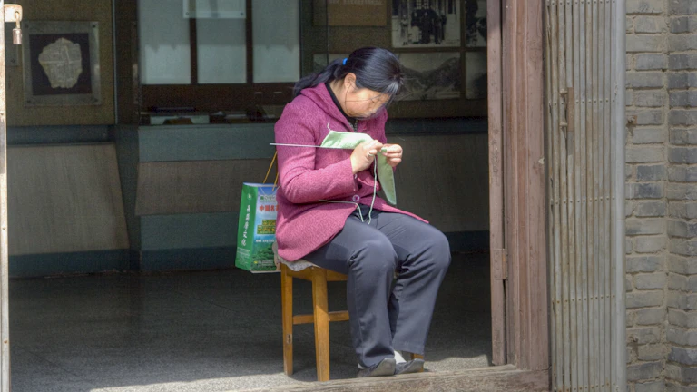 사주 화(火) 과다 성격 급할 때 마시는 개운 차 추천: 마음의 불길을 잠재우는 비법 2 차를 마시며 명상하는 여성