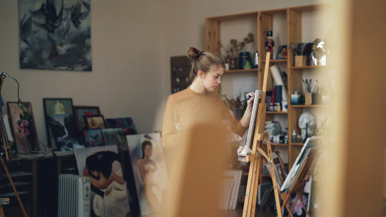 그림을 그리고 있는 여성