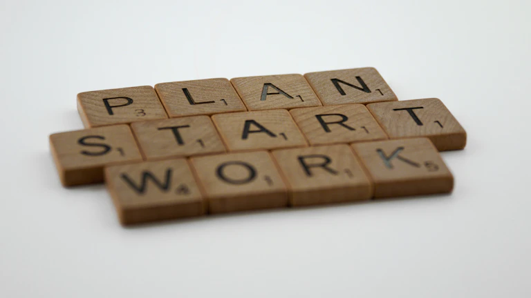 식신생재 사주, 돈복 터지는 능력 있는 당신의 사업 성공 비결 1 사업 전략을 세우는 여성