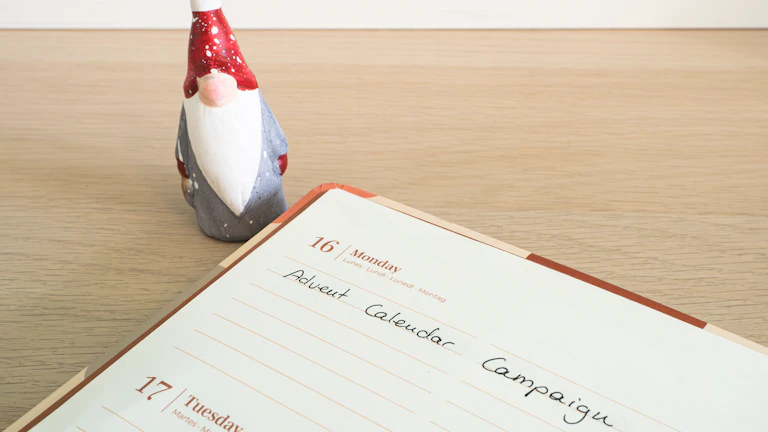 사주 격국이 파격일 때, 대운을 현명하게 잡고 평범하지만 행복하게 사는 비결 3 달력에 미래 계획을 세우는 여성