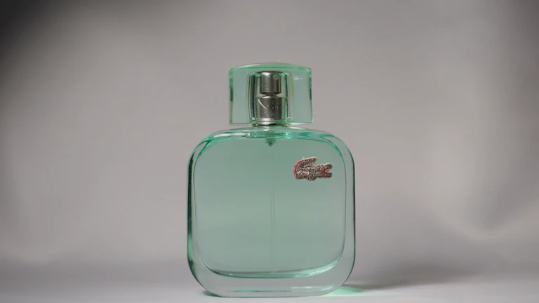 향수를 뿌리고 있는 여성