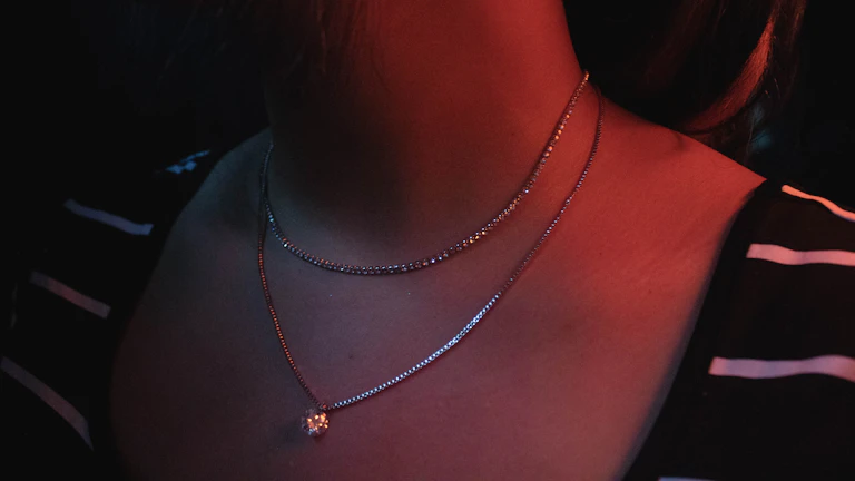 사주 암록 기운을 활성화하는 행운의 장신구 위치 비결 2 목걸이를 착용한 여성