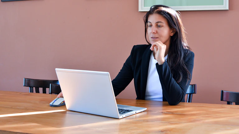 식신생재 구조를 가진 사람들이 평생 돈 걱정 없이 사는 비결 1 노트북으로 일하는 여성