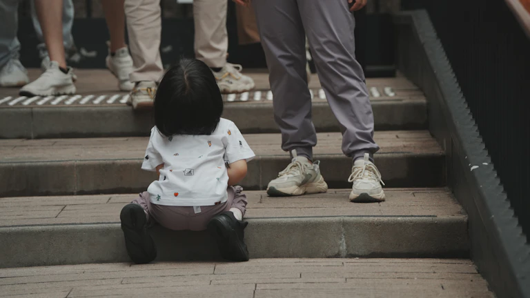 학교 생활을 걱정하며 대화하는 부모와 아이