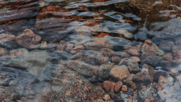 물 위의 젠 스타일 균형 잡힌 돌