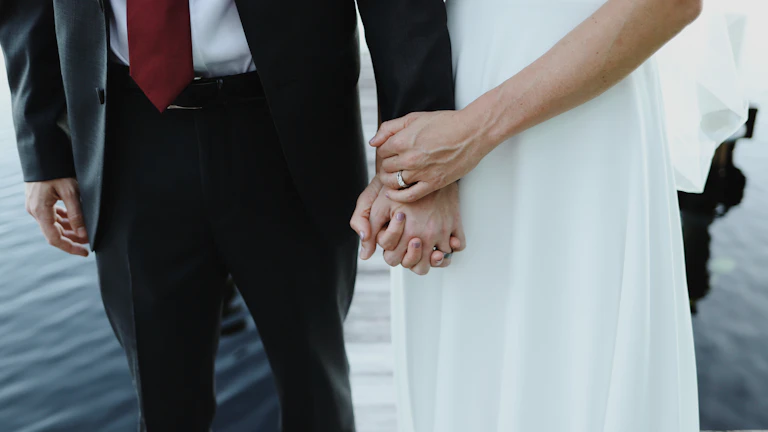 손을 잡고 웃고 있는 커플