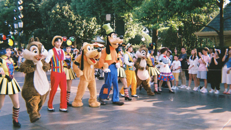 사주 재물운 잘 보는 곳 내 사주에 물(水)이 없을 때 나타나는 증상과 개운법 4 깨끗한 수영장에서 즐겁게 수영하는 사람