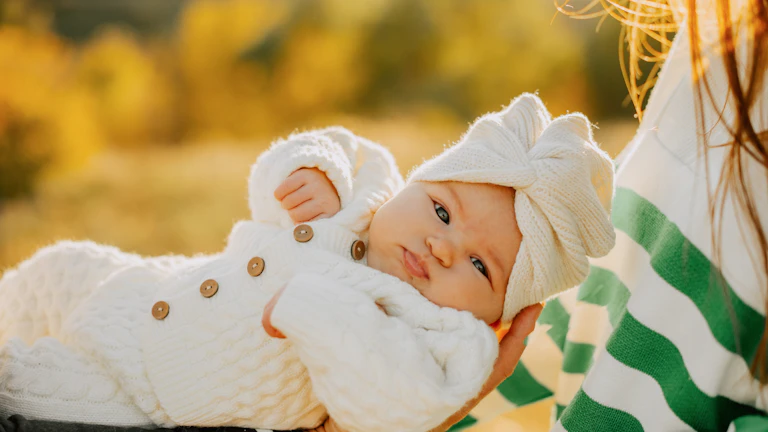 돋보기를 들고 서류를 살펴보는 모습