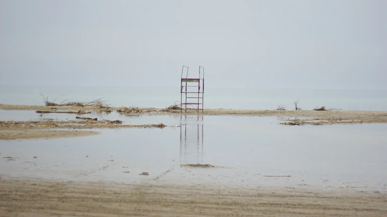 갈림길에 서서 고민하는 사람의 모습