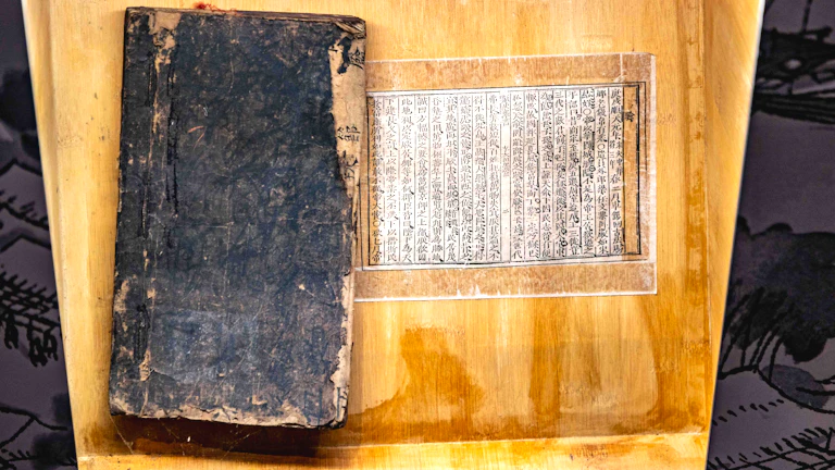 동양적인 사주 그림과 운명의 흐름을 나타내는 이미지