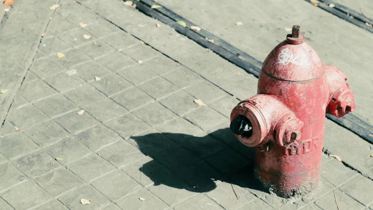 사업 실패로 상심에 빠진 사람과 깨진 저금통