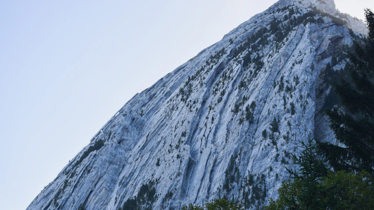 험난한 산을 넘어 정상에 도달하는 사업가