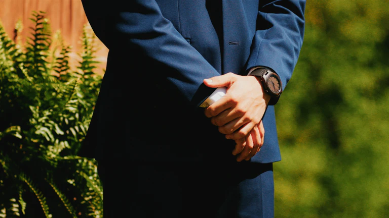 갈등이 해결되어 화해하거나 승소하는 모습