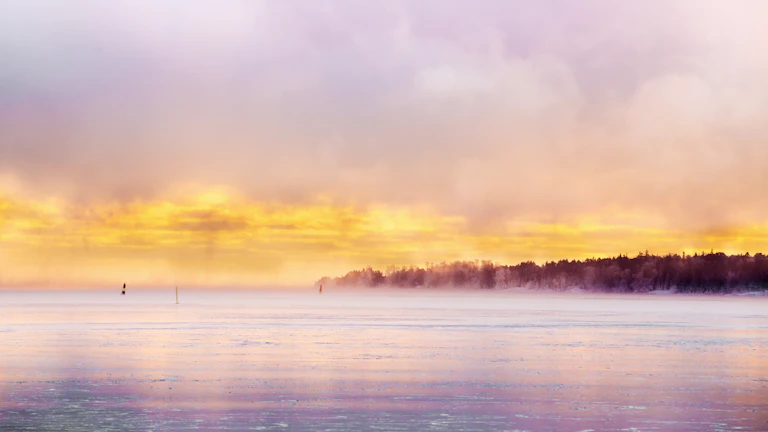 불길이 비치는 고요한 호수처럼 조화를 이룬 모습