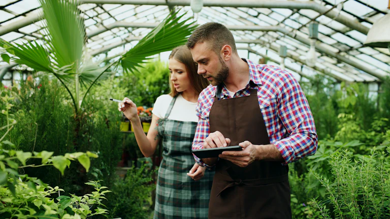 배우자와 진지하게 대화하는 모습