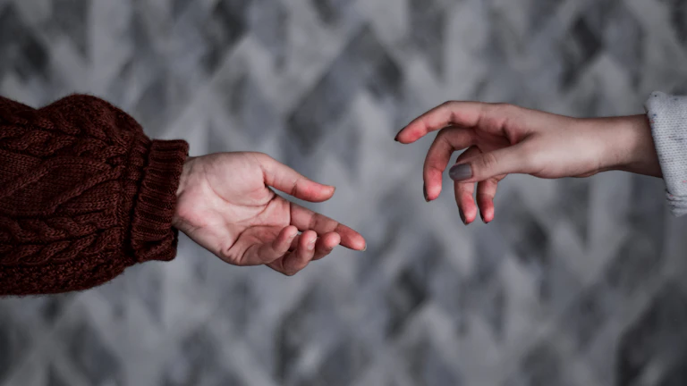 손을 잡고 있는 연인