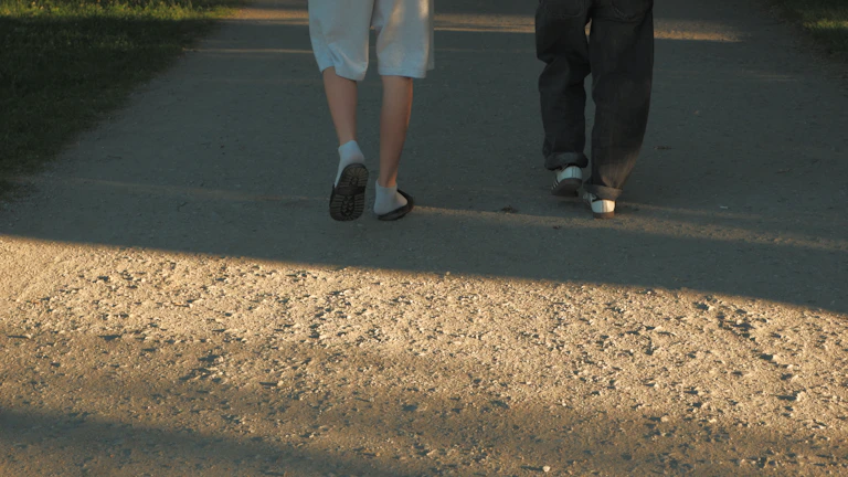 다정하게 손을 잡은 커플