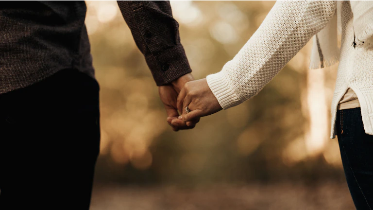 속궁합 불만족 원인과 해결 개운법 1 손을 잡고 있는 커플