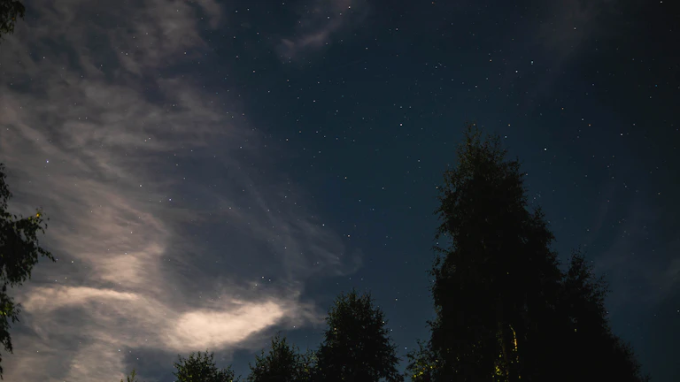 밤하늘을 보며 대화를 나누는 부부