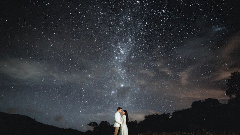 밤하늘의 별을 보며 운명적인 인연을 꿈꾸는 남녀
