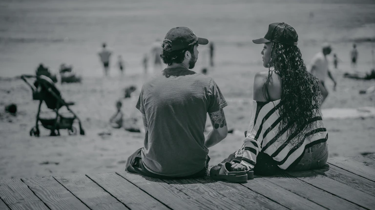 남편 일지 충, 이혼 위기 극복하는 현실적 조언 2 차분하게 대화하고 있는 부부