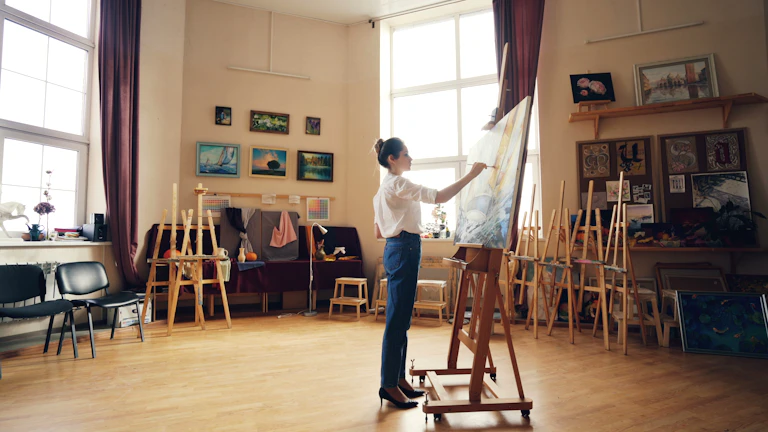 밝은 작업실에서 몰입하여 창작 활동을 하는 전문가