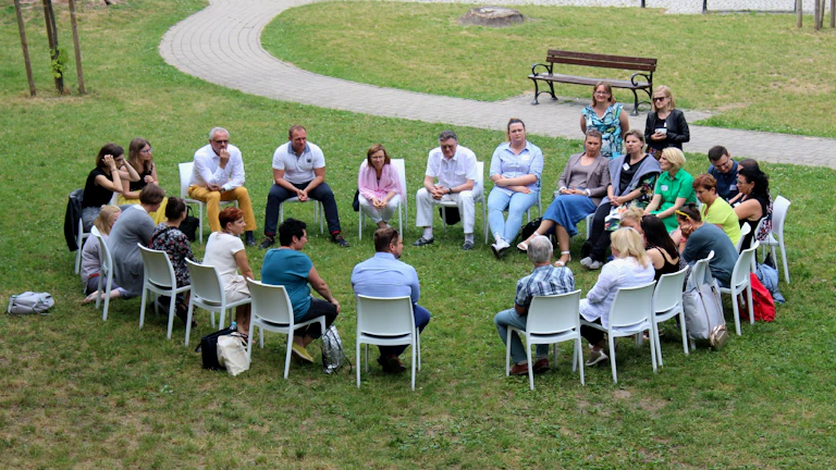 융통성 발휘해 성공하는 직장 처세술 2 다양한 배경의 사람들이 원탁에 앉아 토론하는 모습