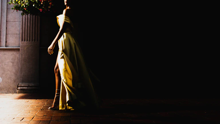 빛 속에서 우아하게 서 있는 사람