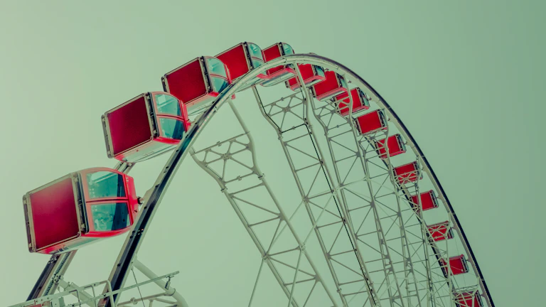 감정 기복이 심한 사람이 롤러코스터를 타는 모습