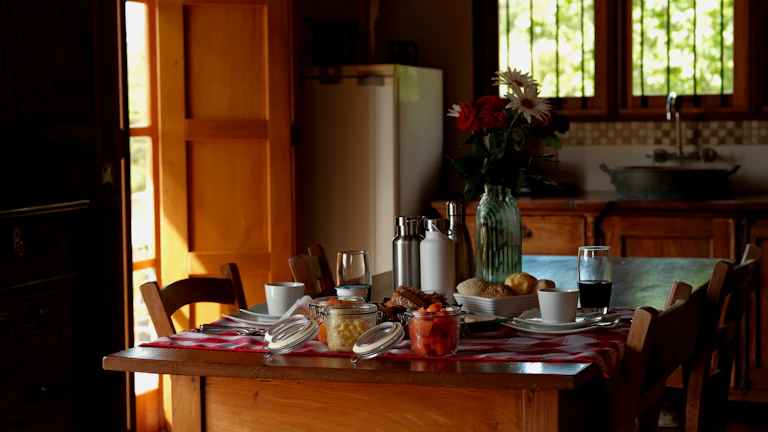 화목하게 모여 대화하는 가족과 유산 상속의 평화로운 분위기