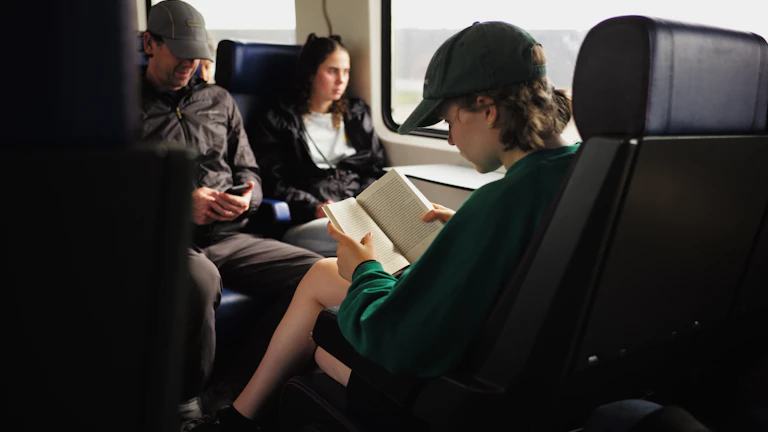 책을 읽으며 깊이 몰두하는 사람