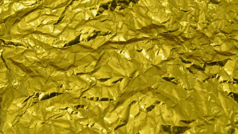 황금 동전과 평온함을 상징하는 젠 스톤