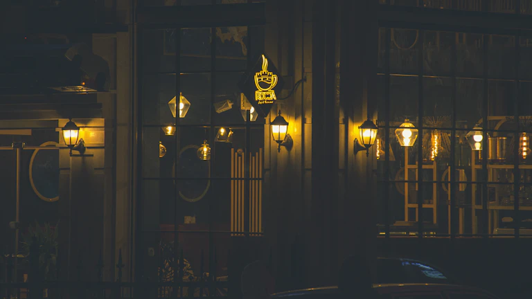 집 열매 위에 놓인 황금 열쇠