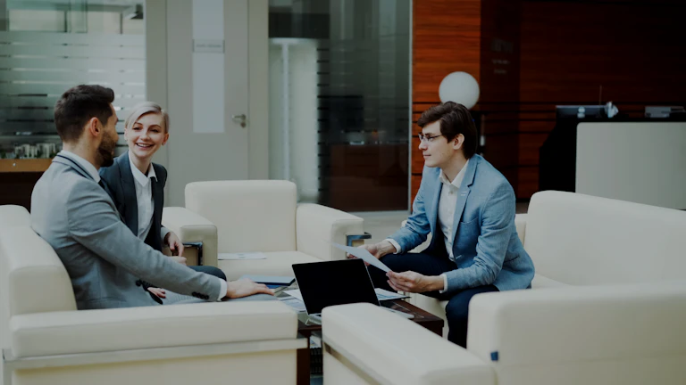 융통성 발휘해 성공하는 직장 처세술 3 비즈니스 미팅에서 악수하는 모습