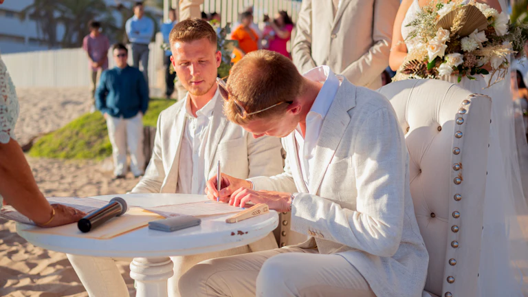 축하하는 행복한 커플