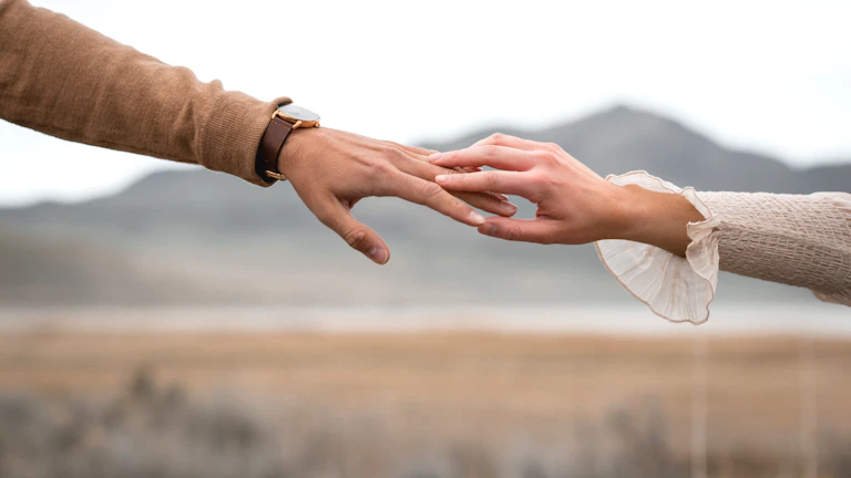 손을 잡고 행복하게 걷는 커플