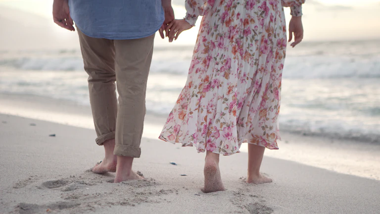 다정하게 걷는 행복한 커플