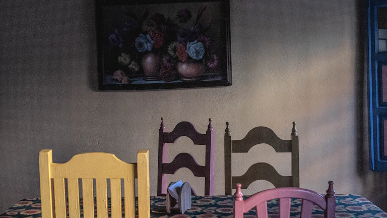이사 개운법으로 액운 막고 대박 나는 법 2 새 거실에서 행복하게 웃고 있는 가족