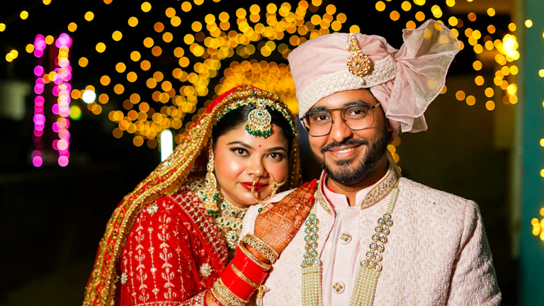 서로를 신뢰하며 행복한 미소를 짓는 결혼식 커플