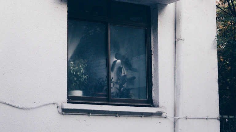 늘 외롭고 공허할 때 채우는 마음 개운법 1 창밖을 바라보며 외로움을 느끼는 사람