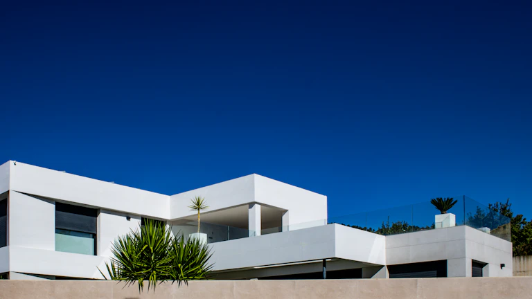 웅장하고 현대적인 건물 외관