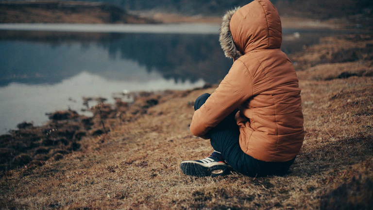 자연 속에서 명상하는 사람