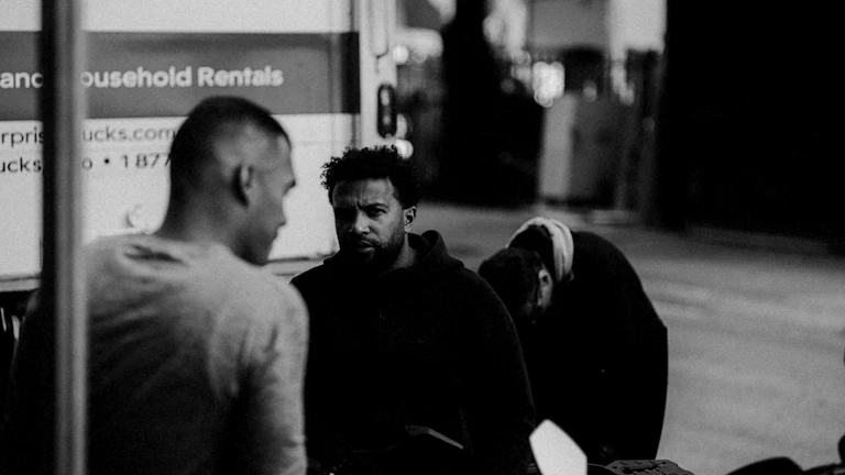 멘토와 멘티가 진지하게 대화하는 모습