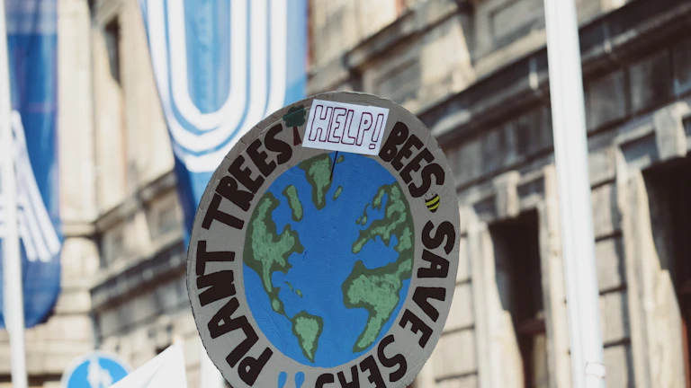 새로운 시작을 상징하는 밝은 빛과 길