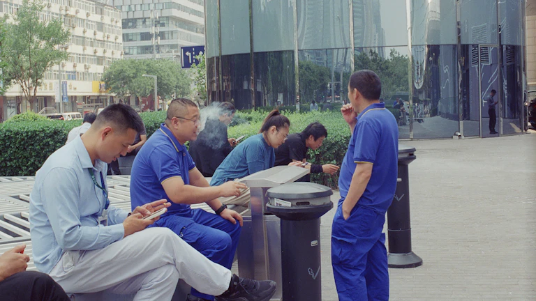 현대적인 사무실에서 악수하는 사람들