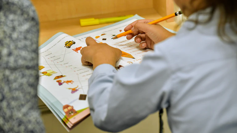 사주팔자 차트를 분석하며 자신의 길을 찾는 사람