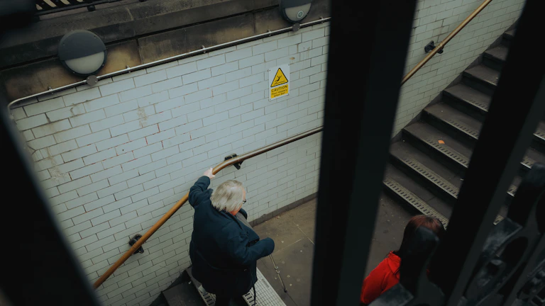 계단을 오르는 사람