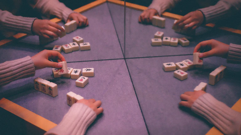 돈을 세고 있는 사람