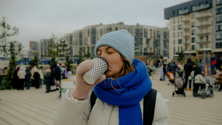 물을 마시는 사람