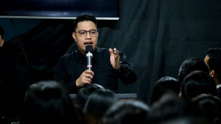 발표를 하고 있는 사람